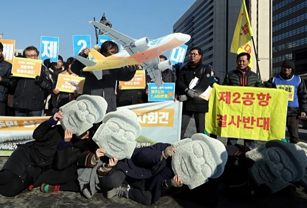 제주 제2공항 건설을 반대하는 제주 서귀포시 성산읍 주민들이 6일 오전 서울 종로구 광화문 광장에서 건설 저지를 위한 상경투쟁을 하고 있다.