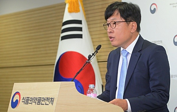 한편 이동희 식품의약품안전처 바이오생약국장이 지난 9월 28일 시중 유통 중인 생리대에 존재하는 휘발성유기화합물(VOCs) 10종에 대한 전수조사와 위해평가 결과, VOCs 검출량이 인체에 유해한 영향을 미치지 않는 낮은 수준인 것으로 평가됐다고 밝혔다.
