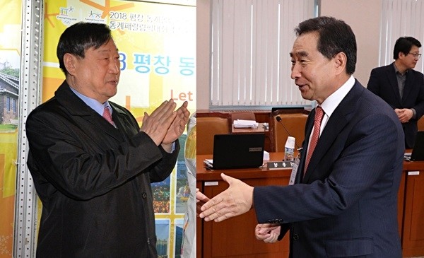 이희범(왼쪽) 조직위원장과 이강래(오른쪽) 한국도로공사 사장은 서울 국립현대미술관에서 평창올림픽 성공개최를 위한 업무협약을 체결했다