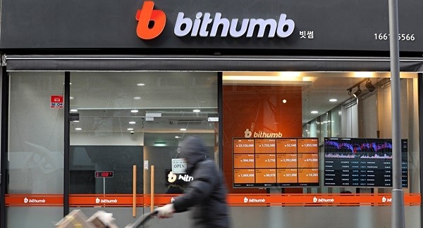 정부가 '가상화폐 거래소 직접조사'를 강조하고 나선 가운데 국내 3대 거래소 코인원의 '마진거래'를 두고 경찰도 수사에 돌입했다. 또 국세청의 빗썸에 대한 세무조사도 시작됐다.