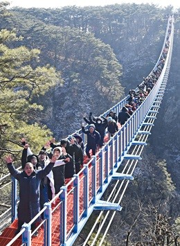 원주 소금산 출렁다리를 걷고 있는 시민과 등산객들
