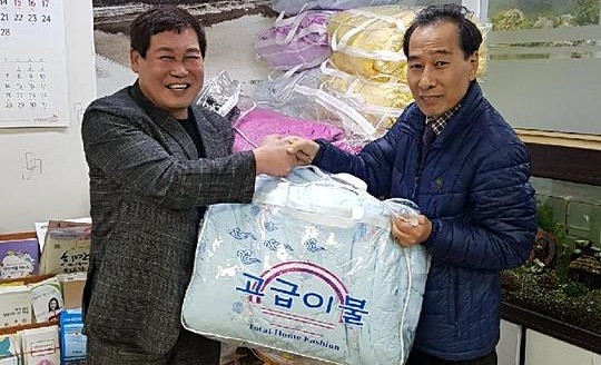 장애인문화예술진흥회가 2일 어려운 이웃을 위해 이불 50채를 내일동 행정복지센터에 기탁했다.