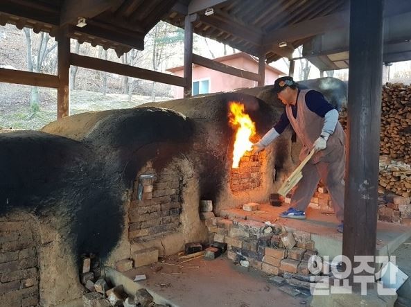 서광윤 작가가 도자기를 굽고 있다.