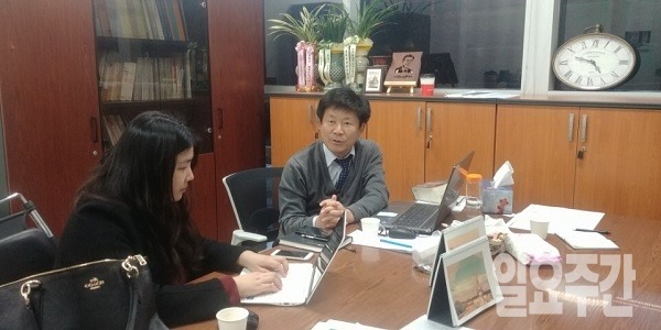 김용락 교수가 인터뷰를 하고 있다