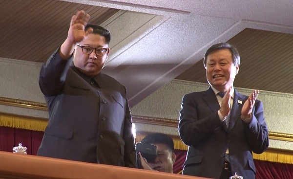 남측예술단 공연장 방문한 김정은 위원장. 오른쪽은 도종환 문체부 장관.  (newsis)