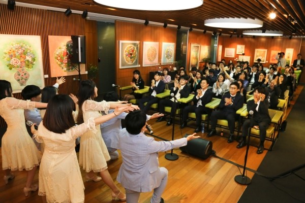 광동제약 제12회 가산콘서트에 참석한 임직원이 본사 2층 가산천년정원에서 콘서트를 관람하며 즐거운 시간을 보내고 있다.