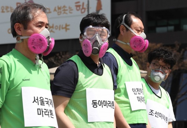 환경보건시민센터 회원들이 지난 10일 오후 서울 광화문광장에서 미세먼지 심한 봄철 열리는 마라톤대회를 가을로 연기할 것을 촉구하는 기자회견 하고 있다.(사진=newsis)