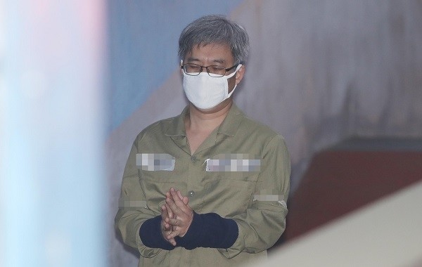 댓글 여론조작 혐의를 받는  '드루킹' 김모 씨가 2일 서울 서초구 서울중앙지법에서 열린 첫 공판에 출석하고 있다. (사진=newsis)