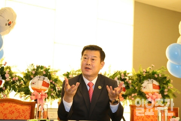 이선호 한중실크로드국제교류협회장(SICO) 이 서울 밀레니엄 힐튼호텔에서 열린 한국인터넷신문방송협회(전병길 회장)가 주최한 기자간담회.