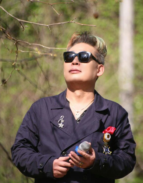 노래로 감동을 주고, 노래를 하기 위해 태어난 사람이라는 칭찬을 받고 싶습니다.