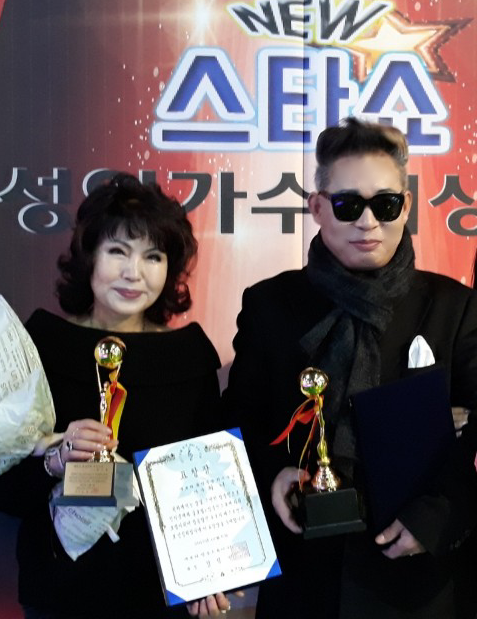 에브리온 연예TV로부터 최고의 상인 골드베스트상을 최나은씨와 함께 수상