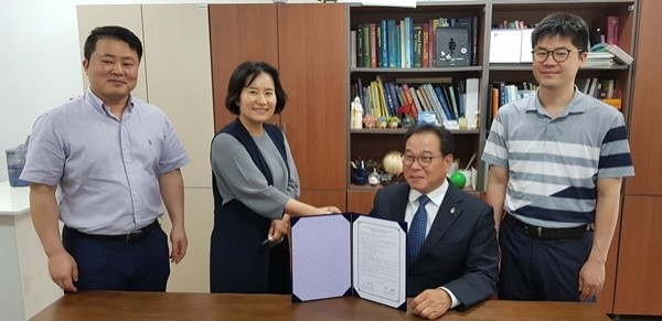 대구가톨릭대학교 물리치료학과장 신화경 교수(왼쪽)와 대구광역시장애인체육회 곽동주 사무처장이 양 기관 발전을 위한 업무협력 MOU를 체결한 후 기념촬영하고 있다.