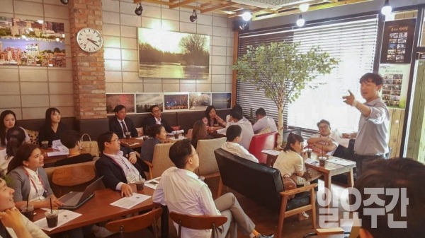 주)콰타 드림랩 추현호 대표가 베트남 청년들에게 청년문화활동과 스타트업을 위한 활성화 방안에 대한 특강 후 함께 대화의 장을 마련하고 있다.