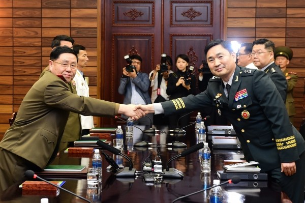 김도균 남측 수석대표(오른쪽)와 안익산 북측 수석대표(왼쪽)가 14일 오전 경기도 파주시 판문점 북측 통일각에서 열린 남북장성급군사회담에서 악수하고 있다.(사진=국방부 제공)