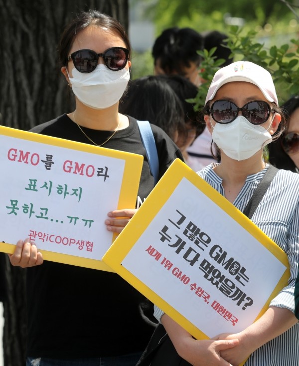 사진은 지난 5월24일 서울 종로구 정부서울청사 앞에서 'GMO완전표시제 국민청원 청와대 ‘동문서답’ 항의 소비자 행진'을 하고 있다.(사진=newsis)