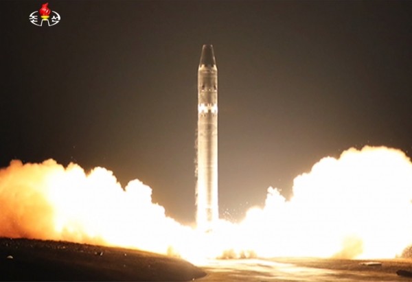 북한이 지난해 발사한 신형 대륙간탄도미사일(ICBM)급 화성-15형 미사일.(출처=조선중앙TV)