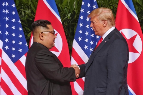 지난 6월12일 싱가포르에서 열린 역사적 첫 북미정상회담에서 김정은 북한 국무위원장과 도널드 트럼프 미국 대통령이 회담에 앞서 악수를 나누고 있는 모습.(사진=newsis)