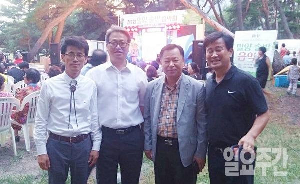 구자술 대표(맨 왼쪽)와 밀양솔밭음악회 관계자들.