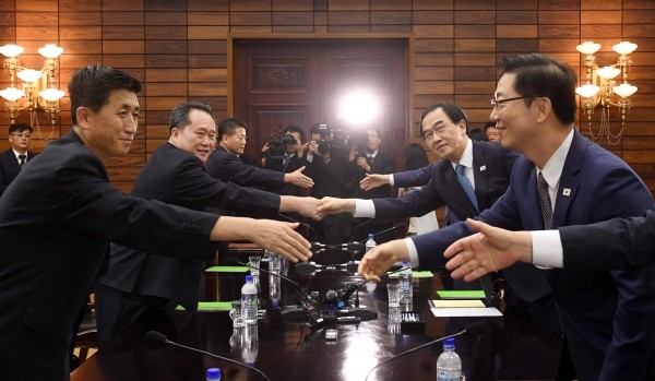 남북 고위급 회담의 남측 수석대표인 조명균 통일부 장관과 북측 대표단장인 리선권 조국평화통일위원회 위원장 등 남북 대표단이 13일 오후 판문점 북측 통일각에서 회담을 마친 뒤 악수를 나누고 있다.(사진=newsis)