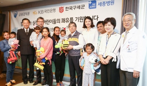 KB국민은행은 30일, 부천 세종병원을 방문해 ‘캄보디아 심장병 어린이 의료 지원’ 사업을 통해 국내에서 수술을 마치고 회복중인 어린이들을 격려했다.(왼쪽부터)김필수 한국구세군사령관,  허인 KB국민은행장, 윤석헌 금융감독원장, 심석희 KB금융그룹 후원선수, (오른쪽 첫번째)이명묵 세종병원장.  출처=국민은행