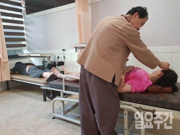 김선국 원장이 내방한 환자들을 직접 돌보고 있는 모습.