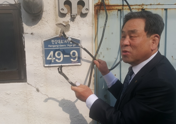 ▲ 현재 짐도 뺄 수 없게 굳게 닫혀있으며, 어떤 일도 하지 못하도록 모든 전원은 절단되어 있습니다.