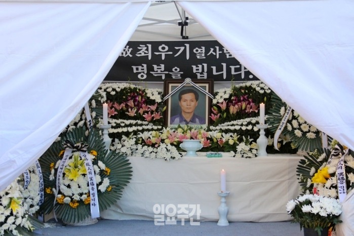 택시기사 최우기 씨가 카풀법 도입을 반대하면서 12일 분신 자살했다. 서울지하철 9호선 출입구에 마련된 분향소.