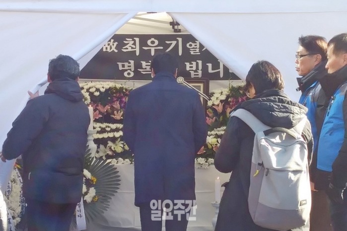 더불어민주당 이해찬 당대표가 조문하고 있다.