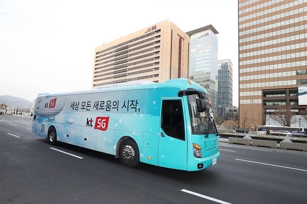 KT의 5G 체험버스. [제공=KT]