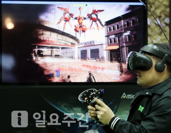 지난해 12월18일 서울 삼성동 코엑스에서 e스포츠 기업 등이 참석한 가운데 'VR 엑스포 2108' 개최됐다. 사진은 이날 행사장을 찾은 관람객이 VR(가상현실)을 체험하고 있는 모습.