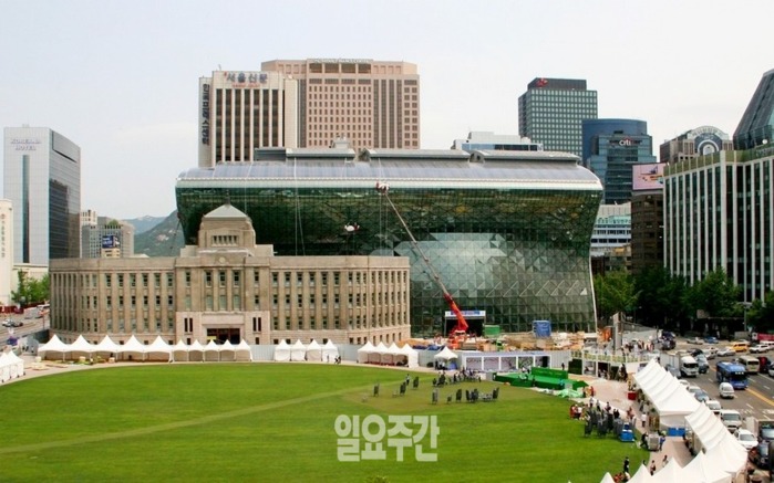 쌍용건설이 공사를 맡아 2015년 중반 마무리 공사가 진행 중인 서울 신청 신관.