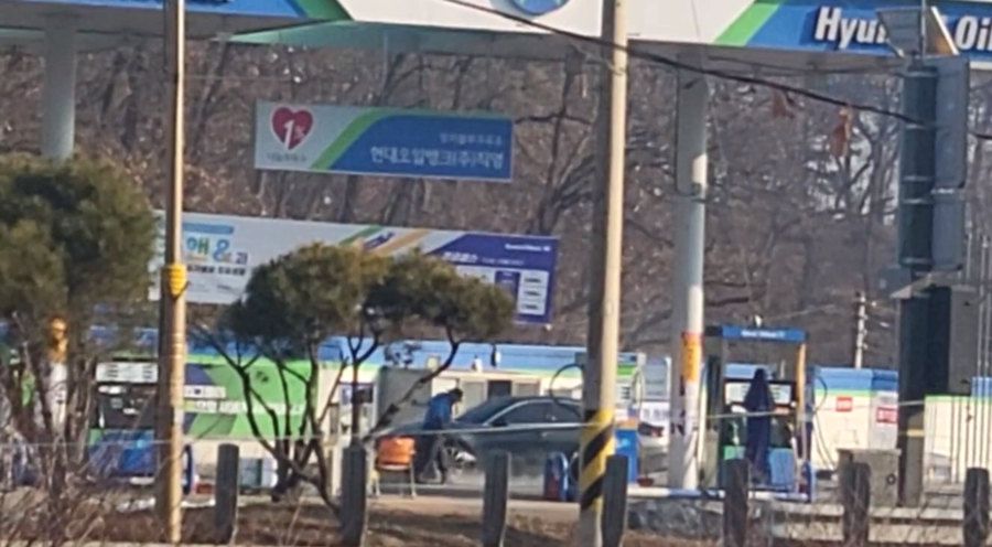 [단독①] 현대오일뱅크 직영 주유소, 주유구 앞서 세차 ‘폐수 무단 방류’ 의혹...구청 “물환경보존법 위반 가능성”